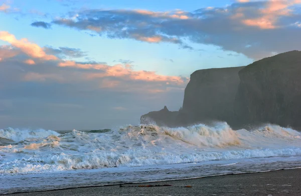 Ondas altas na praia depois de uma tempestade . — Fotografia de Stock