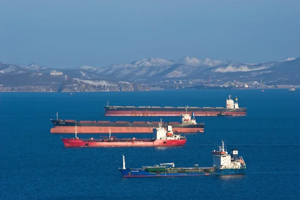 Granelero Mineral Haiku, granelero Twin Dragon, petrolero Vladimir Vysotsky y petrolero RN Polaris anclado en las carreteras. Bahía Nakhodka. Mar del Este (Japón). 05.03.2015 — Foto de Stock