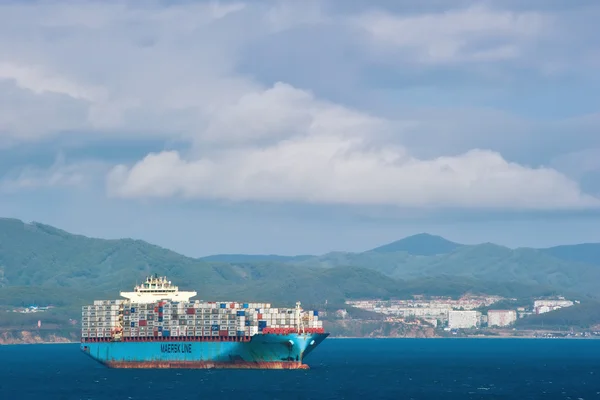 Container schip Maersk Saigon anker in de wegen. Nachodka Bay. East (Japan) Zee. 19.05.2015 — Stockfoto