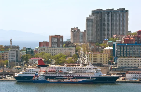 Petrolero de bunkering Zaliv Vostok barco de pasajeros Nippon Maru en el puerto Vladivostok. Mar del Este (Japón). 22.05.2015 —  Fotos de Stock