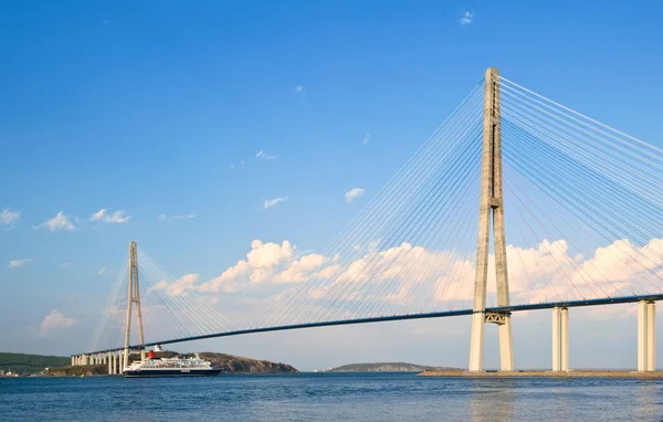 O navio de passageiros Nippon Maru está a mover-se debaixo da ponte. Estreito do Bósforo Oriental. Mar do Leste (Japão). 22.05.2015 — Fotografia de Stock