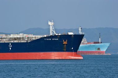 Yay huges tanker Tuchkov Köprüsü ve konteyner gemisi, Gunvor Maersk yollar demir attı. Nakhodka Bay. Doğu (Japonya) deniz. 01.08.2014