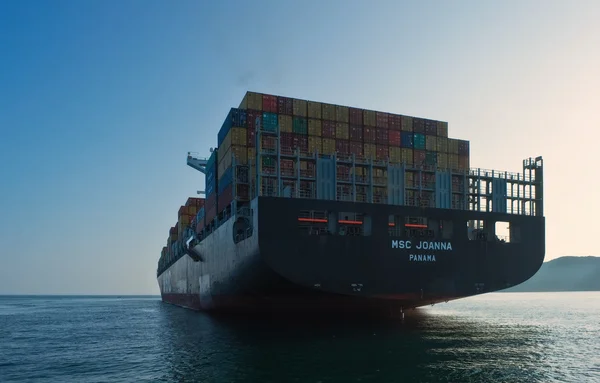 Embarcación portacontenedores MSC Joanna fondeando en las carreteras. Bahía Nakhodka. Mar del Este (Japón). 01.08.2014 — Foto de Stock