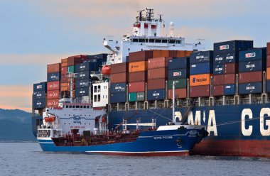 Tanker Rus Adası konteyner gemisi Cma Cgm şirket bunkering. Nakhodka Bay. Doğu (Japonya) deniz. 30.06.2015