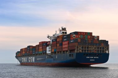 Konteyner gemisi Cma Cgm Eiffel adlı çapa yollarda ayakta. Nakhodka Bay. Doğu (Japonya) deniz. 30.06.2015