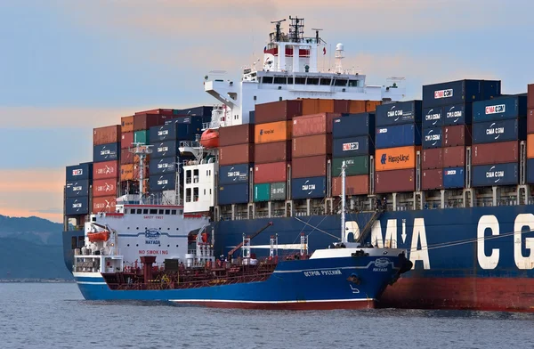 Bunkering petroleiro russo ilha recipiente navio CMA CGM empresa. Baía de Nakhodka. Mar do Leste (Japão). 30.06.2015 — Fotografia de Stock