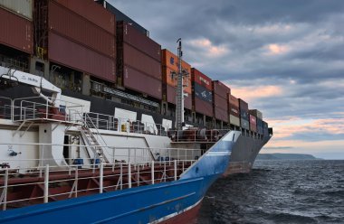 Buncheraj petrolier Zaliv Vostok container navă Nyk Rigel. Nakhodka Bay. Est mare (Japonia). 02.07.2015