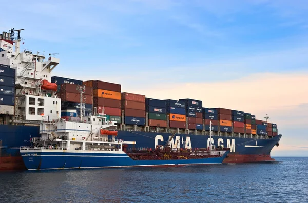 Bunkeren tanker Russisch eiland containerschip Cma Cgm bedrijf. Nachodka Bay. East (Japan) Zee. 30.06.2015 — Stockfoto