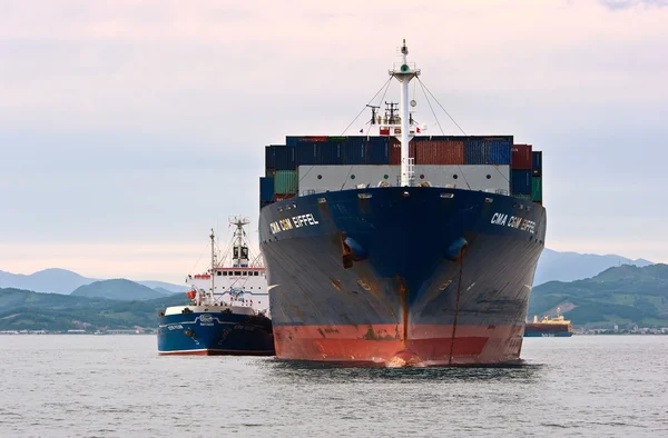 Bunkering tanker Russian Island container ship CMA CGM  Eiffel. Nakhodka Bay. East (Japan) Sea. 30.06.2015 — Stock fotografie