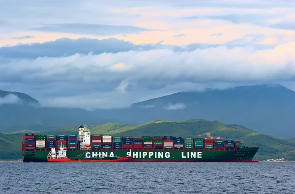 Tankowania cystern Rn-Polaris kontenerowiec Cscl wiosna. Nakhodka Bay. East morza (Japonia). 02.07.2015 — Zdjęcie stockowe