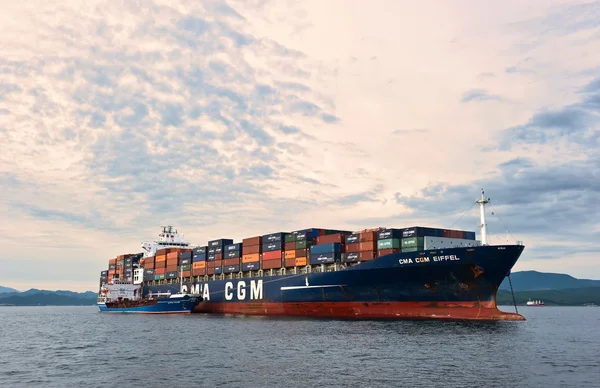 Navio porta-contentores CMA CGM Eiffel. Baía de Nakhodka. Mar do Leste (Japão). 30.06.2015 — Fotografia de Stock