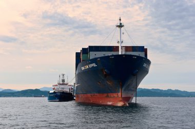 Nakhodka, Rusya Federasyonu-30.06.2015: tanker Rus Adası konteyner gemisi Cma Cgm Eiffel Bunkering. Nakhodka Bay. Doğu (Japonya) deniz. 30.06.2015