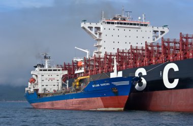 Tanker Vitaly Vanukhin konteyner gemisi Msc şirket bunkering. Nakhodka Bay. Doğu (Japonya) deniz. 22.07.2015