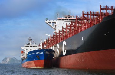 Tanker Vitaly Vanukhin konteyner gemisi Msc şirket bunkering. Nakhodka Bay. Doğu (Japonya) deniz. 22.07.2015