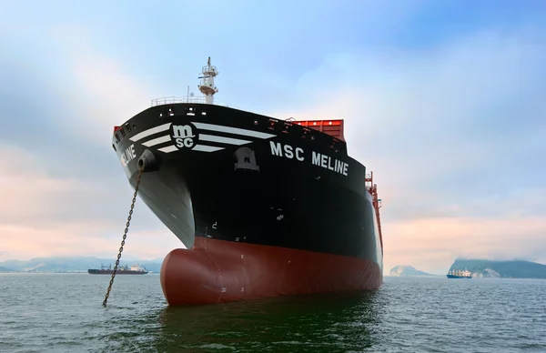 Nakhodka, Rusia- 22.07.2015: Container ship MSC Meline standing on the roads at anchor. Bahía Nakhodka. Mar del Este (Japón). 22.07.2015 — Foto de Stock