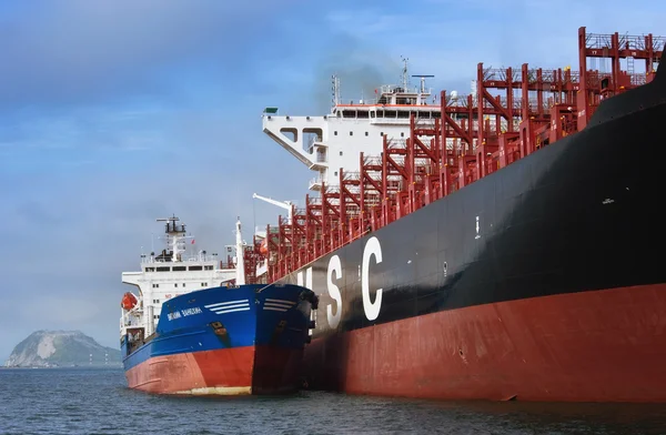 Tanker Vitaly Vanukhin konteyner gemisi Msc şirket bunkering. Nakhodka Bay. Doğu (Japonya) deniz. 22.07.2015 — Stok fotoğraf