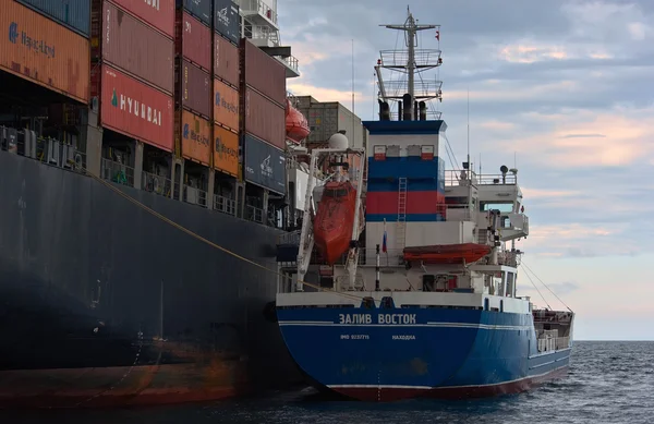 Nakhodka, Rusya Federasyonu-02.07.2015: Bunkering tanker Zaliv'e Vostok konteyner gemisi Nyk Rigel. Nakhodka Bay. Doğu (Japonya) deniz. 02.07.2015