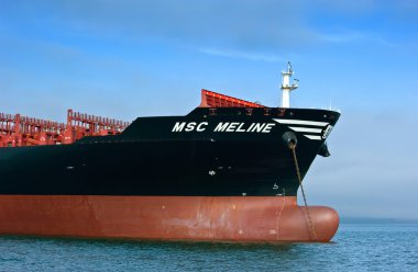 Bir büyük konteyner gemisi Msc Meline yay bağlantılı. Nakhodka Bay. Doğu (Japonya) deniz. 22.07.2015
