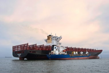 Nakhodka, Rusya Federasyonu-22.07.2015: tanker Vitaly Vanukhin konteyner gemisi Msc şirket Bunkering. Nakhodka Bay. Doğu (Japonya) deniz. 22.07.2015