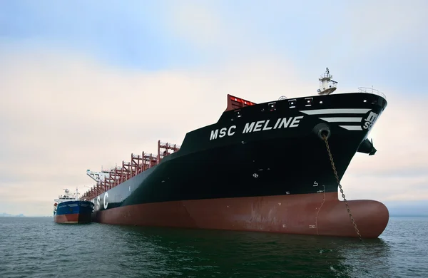 Nakhodka, Ryssland-22.07.2015: Bunkring tanker Vitaly Vanukhin containerfartyget Msc företag. Nakhodka Bay. Öst (Japan) havet. 22.07.2015 — Stockfoto