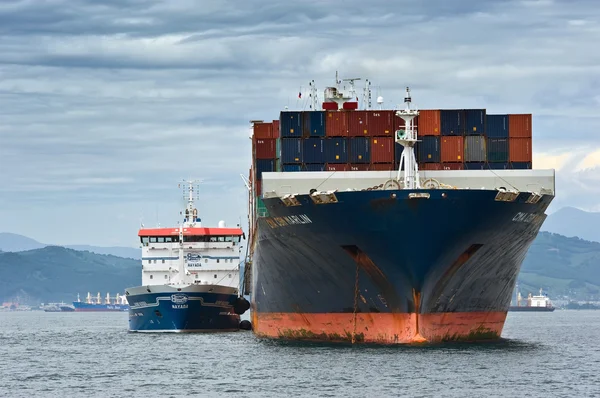 Nakhodka, Rusia- 02.08.2015: Petrolero de bunkering Zaliv Nakhodka buque portacontenedores CMA CGM Marlin. Bahía Nakhodka. Mar del Este (Japón). 02.08.2015 — Foto de Stock