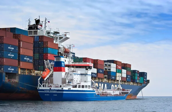 Nakhodka, Rússia 02.08.2015: Bunkering tanker Zaliv Nakhodka um grande navio porta-contentores CMA CGM Marlin. Baía de Nakhodka. Mar do Leste (Japão). 02.08.2015 — Fotografia de Stock