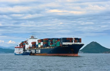 Tanker Zaliv'e Nakhodka bir büyük konteyner gemisi Cma Cgm Marlin bunkering. Nakhodka Bay. Doğu (Japonya) deniz. 02.08.2015