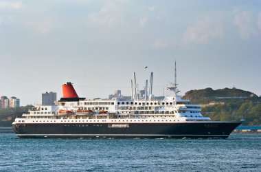 Vladivostok, Rusya Federasyonu-22.05.2015:Passenger gemi Nippon Maru Doğu Boğaz üzerinde hareket ediyor. Doğu (Japonya) deniz. 22.05.2015