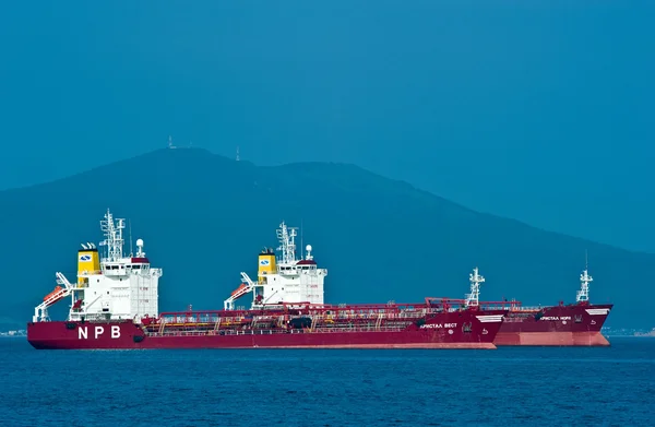 Tankowce stojąc na drogach. Nakhodka Bay. East morza (Japonia). 01.08.2014 — Zdjęcie stockowe