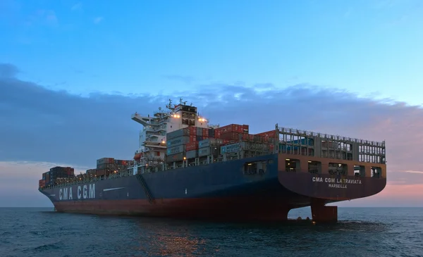 Находка, Россия-2015 год: Контейнерный корабль CMA CGM La Traviata стоит на дорогах на якоре. Залив Находка. Восточное (Япония) море. 2015 год — стоковое фото