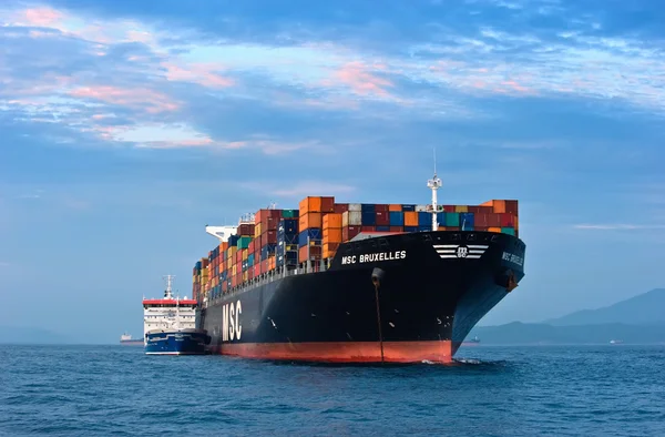 Nakhodka, Ryssland-05.08.2015:Bunkering tanker Zaliv Amerika containerfartyget Msc Bruxelles. Nakhodka Bay. Öst (Japan) havet. 05.08.2015 — Stockfoto