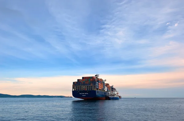 Nachodka, Rusland-30.06.2015:Bunkering tanker Russisch eiland containerschip Cma Cgm Eiffel. Nachodka Bay. East (Japan) Zee. 30.06.2015 — Stockfoto