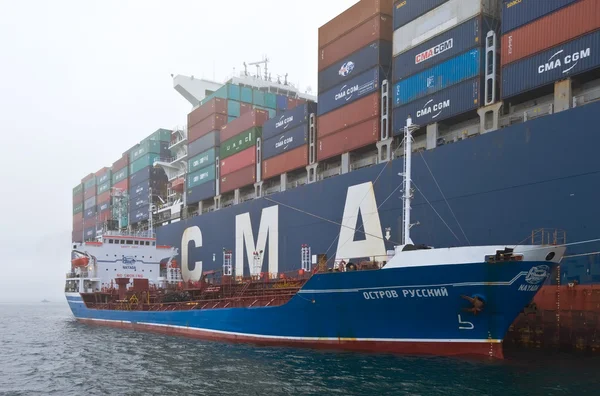 Nakhodka, Russia-22.07.2015: petroliera a castello Ostrov Russkiy una grande nave portacontainer CMA CGM Gidra. Baia di Nakhodka. Est (Giappone) Mare. 22.07.2015 — Foto Stock