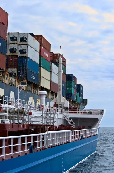 Nakhodka, Rússia-02.08.2015: Bunkering tanker Zaliv Nakhodka um grande navio porta-contentores CMA CGM Marlin. Baía de Nakhodka. Mar do Leste (Japão). 02.08.2015 — Fotografia de Stock