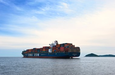 Nakhodka, Rusya Federasyonu-30.06.2015: konteyner gemisi Cma Cgm Eiffel adlı çapa yollarda ayakta. Nakhodka Bay. Doğu (Japonya) deniz. 30.06.2015