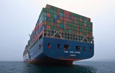 Nakhodka, Rusya Federasyonu-22.07.2015: çapa, yollarda konteyner gemisi Cma Cgm Gidra ayakta. Nakhodka Bay. Doğu (Japonya) deniz. 22.07.2015