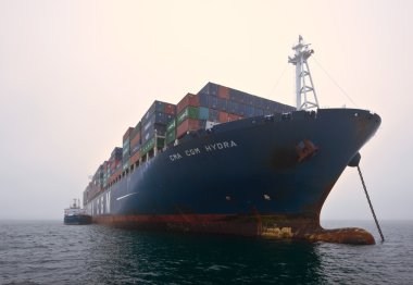 Nakhodka, Rusya Federasyonu-22.07.2015: tanker Ostrov Russkiy bir büyük konteyner gemisi Cma Cgm Gidra Bunkering. Nakhodka Bay. Doğu (Japonya) deniz. 22.07.2015