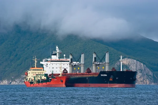 Nakhodka, Russia-22.07.2015: Bunkering tanker Langeri balker Spar Mira. Nakhodka Bay. East (Japan) Sea. 22.07.2015 — Stock Photo, Image