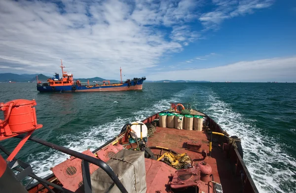 Nakhodka, Rússia-02.08.2015: O rebocador marinho atravessa a baía. Baía de Nakhodka. Mar do Leste (Japão). 02.08.2015 — Fotografia de Stock