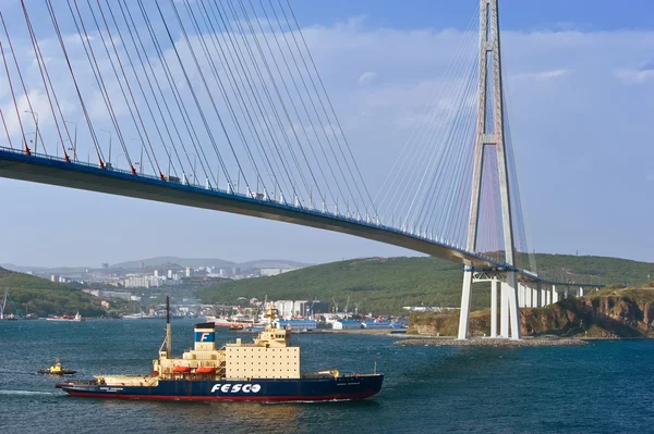 Östra Bosporen. Öst (Japan) havet. 22.05.2015: isbrytaren Kapitan Khlebnikov är i rörelse under bron. Östra Bosporen. Öst (Japan) havet. 22.05.2015 — Stockfoto