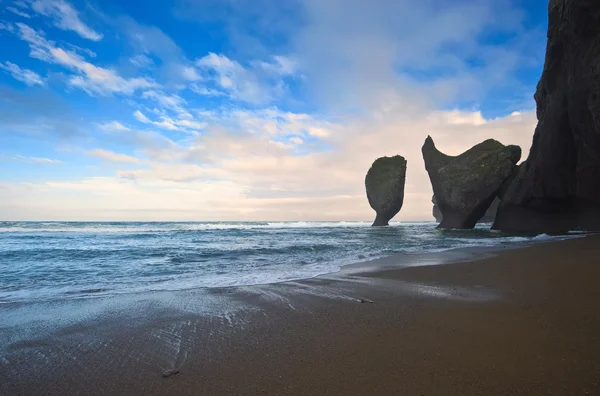 Praia rochosa antes do pôr do sol . — Fotografia de Stock