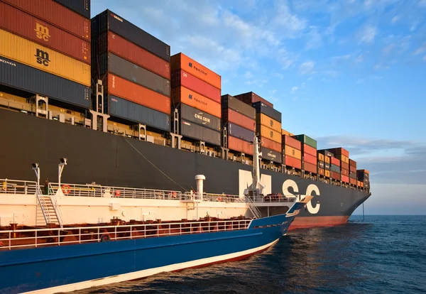 Nakhodka, Russia-05.08.2015: Bunkering tanker Zaliv America container ship MSC Bruxelles. Nakhodka Bay. East (Japan) Sea. 05.08.2015 — Stock Photo, Image