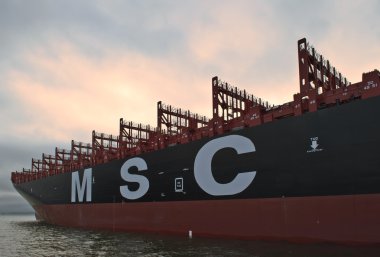 Nakhodka, Rusya Federasyonu-02.07.2015: konteyner gemisi Msc Meline, yollar bağlantılı. Nakhodka Bay. Doğu (Japonya) deniz. 22.07.2015