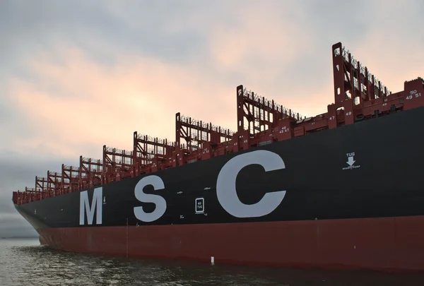 Nakhodka, Ryssland-02.07.2015: containerfartyget Msc Meline på förankrade i vägarna. Nakhodka Bay. Öst (Japan) havet. 22.07.2015 — Stockfoto