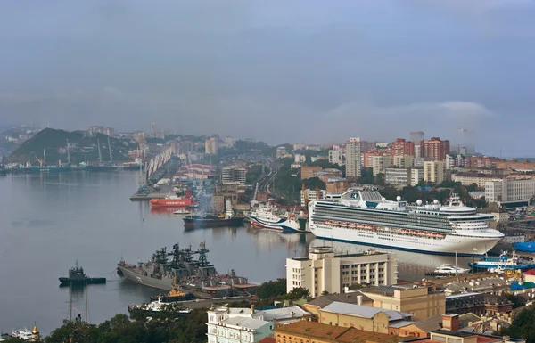 Vladivostok, Federacja Rosyjska - 02.09. 2015: statek pasażerski Diamond Princess we Władywostoku portu. East morza (Japonia). Rosja. 02.09.2015 — Zdjęcie stockowe