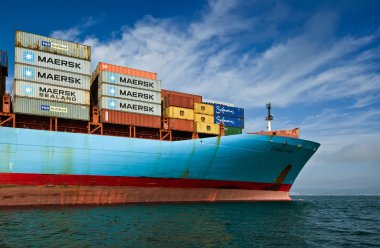 Nakhodka, Rusya Federasyonu-05.08.2015: Yollar Maersk, bağlantılı bir büyük konteyner shipcornelia yay. Nakhodka Bay. Doğu (Japonya) deniz. 17.09.2015