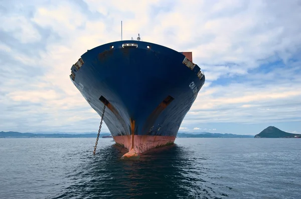 Nakhodka, Russia- 17.09.2015: Container ship CMA CGM Marlin standing on the roads at anchor. Nakhodka Bay. East (Japan) Sea. 02.08.2015 — Stock Photo, Image