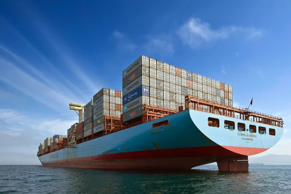 Containerschip Cornelia Maersk staande op de wegen anker. Nachodka Bay. East (Japan) Zee. 17.09.2015 — Stockfoto