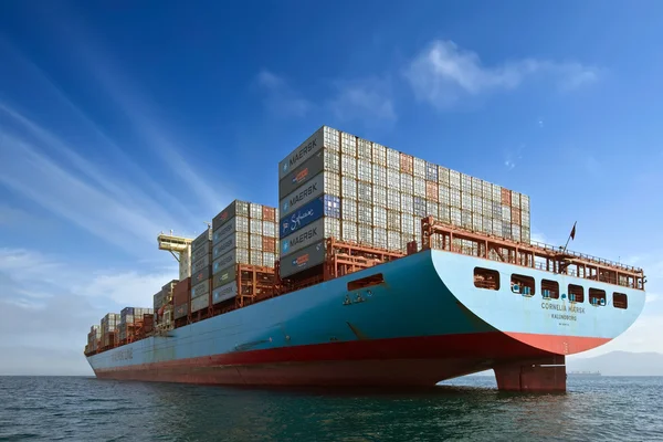 Container navio Cornelia Maersk de pé nas estradas em âncora. Baía de Nakhodka. Mar do Leste (Japão). 17.09.2015 Imagem De Stock