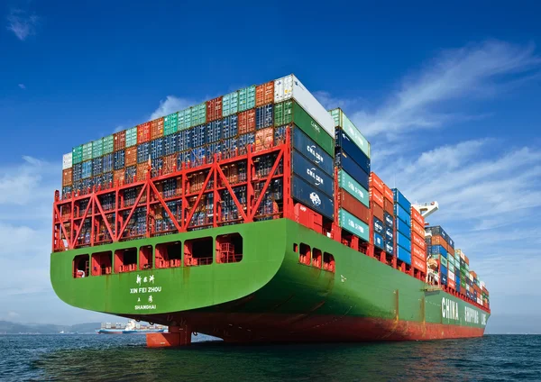 Nakhodka, Russland - 17.09.2015: Containerschiff xin fei zhou vor Anker. nakhodka bucht. östliches (japanisches) Meer. 17.09.2015 — Stockfoto